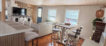 3-bedroom cottage in Swifts Beach, relaxing coastal living, outdoor shower, AC.