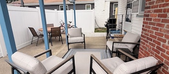 3-bedroom cottage in Swifts Beach, relaxing coastal living, outdoor shower, AC.