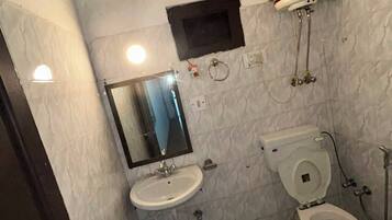 Premium Double Room, Balcony, River View | Bathroom | Towels