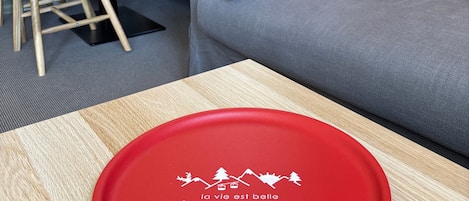Un espace de vie moderne comprenant un canapé, une table à manger et une chaise en bois.