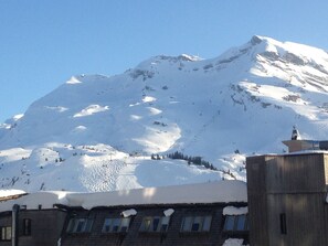 A snow-covered mountain with a ski resort in the foreground. - Comfortable apartment with south-facing balcony - 4 guests (Avoriaz)