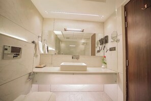 ห้องเอ็กเซกคิวทีฟ | ห้องน้ำ | ของใช้ในห้องน้ำฟรี, ผ้าเช็ดตัว, สบู่, ยาสระผม