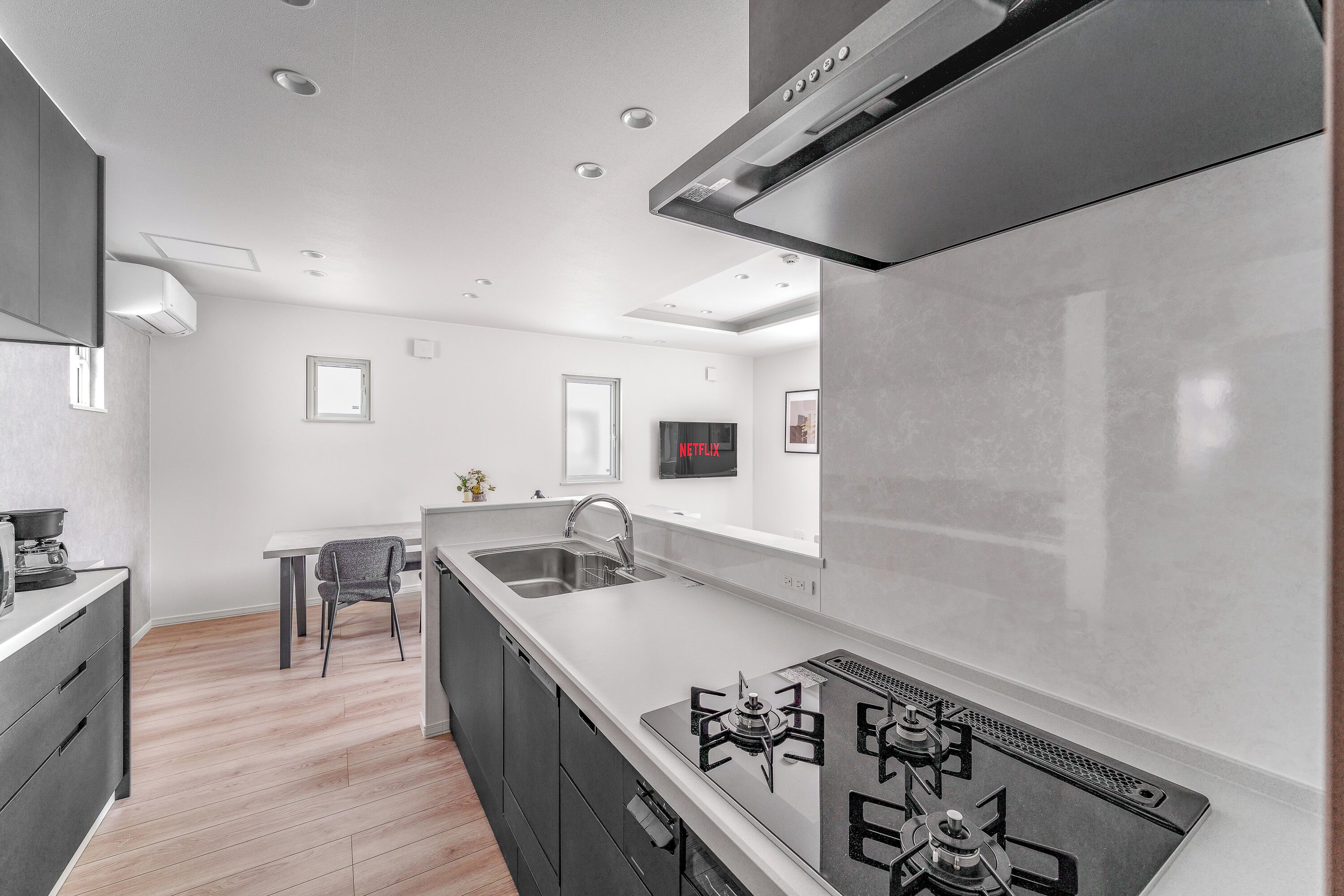 Apartemen | Dapur pribadi | Lemari es, microwave, kompor, dan kursi makan untuk bayi