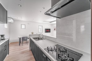 Apartemen | Dapur pribadi | Lemari es, microwave, kompor, dan kursi makan untuk bayi