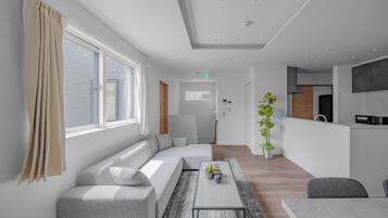 Apartamento | Zona de estar | Televisión de pantalla plana de 50 pulgadas con canales digitales