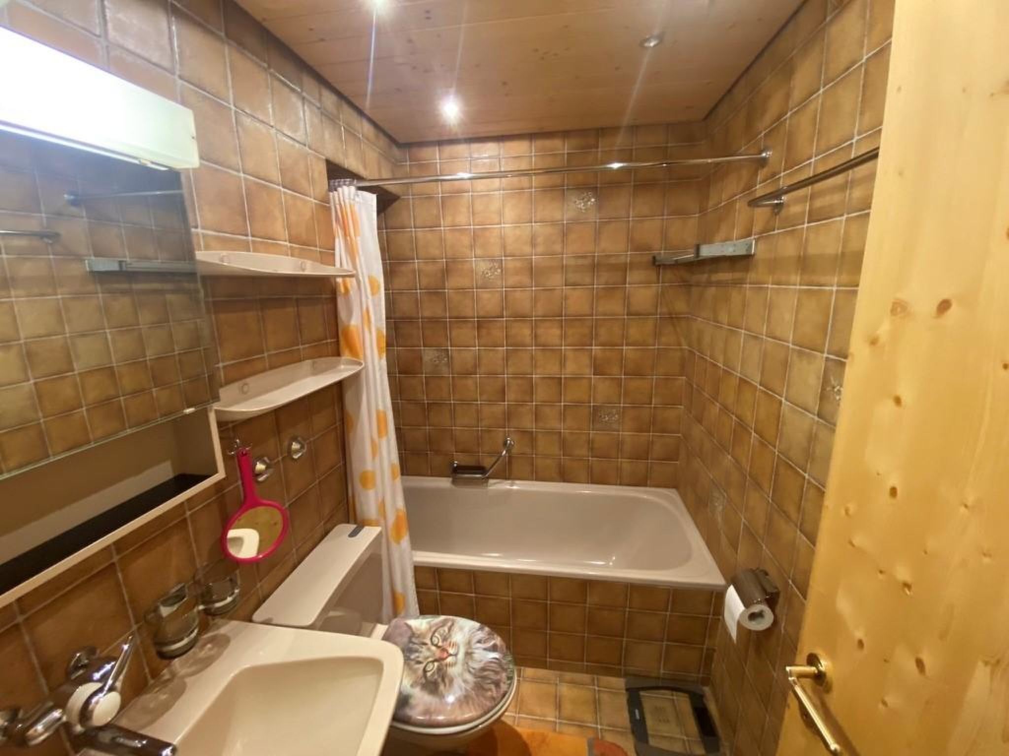 Une salle de bain avec une baignoire, des toilettes, un lavabo et un miroir.