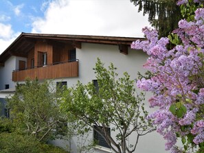 Ein zweigeschossiges Gebäude mit einem Balkon im oberen Stockwerk.