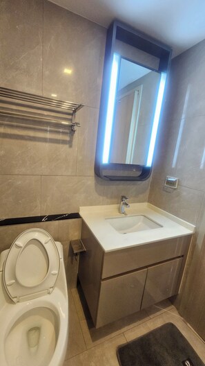 Bathroom - Noodle Nest..  Central Rama 9 - Comfortable Stay near MRT (Krung Thep Maha Nakhon)