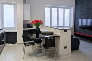 Interior - An elegant and welcoming 80-square-meter apartment, perfect for three people, located on the raised ground floor of an upscale building.The property is ideally situated for exploring the city: the Royal Villa of Monza is just a 10-minute walk away, while (Monza)