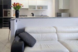 Living area - An elegant and welcoming 80-square-meter apartment, perfect for three people, located on the raised ground floor of an upscale building.The property is ideally situated for exploring the city: the Royal Villa of Monza is just a 10-minute walk away, while (Monza)