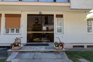 Exterior detail - An elegant and welcoming 80-square-meter apartment, perfect for three people, located on the raised ground floor of an upscale building.The property is ideally situated for exploring the city: the Royal Villa of Monza is just a 10-minute walk away, while (Monza)