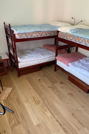 A bunk bed with a wooden frame, a small table, and a chair. - Gelgia Sommer-Salis Appartement/Fewo, Bad, WC, 2 Schlafräume by Interhome (Bivio)