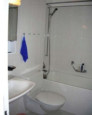 Bathroom - Gelgia Sommer-Salis Appartement/Fewo, Bad, WC, 2 Schlafräume by Interhome (Bivio)