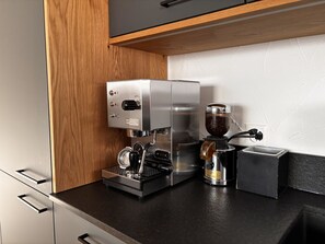 Eine moderne Küche mit integrierter Espressomaschine und Kaffeemühle.