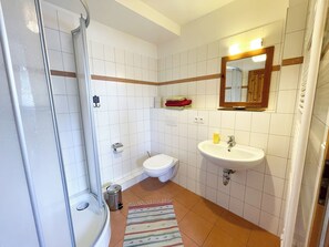 Dusche, Handtücher, Seife, Toilettenpapier