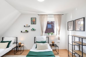 Une chambre moderne avec un lit en mezzanine, deux tables de chevet, une fenêtre avec des rideaux et une vue sur l’extérieur.