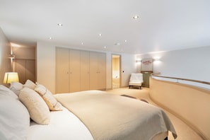 Tabla de planchar con plancha y ropa de cama 