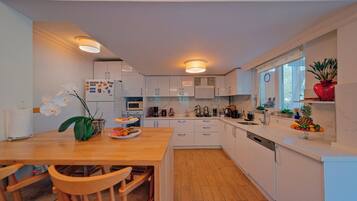 Coffee/tea maker, fridge, microwave, oven