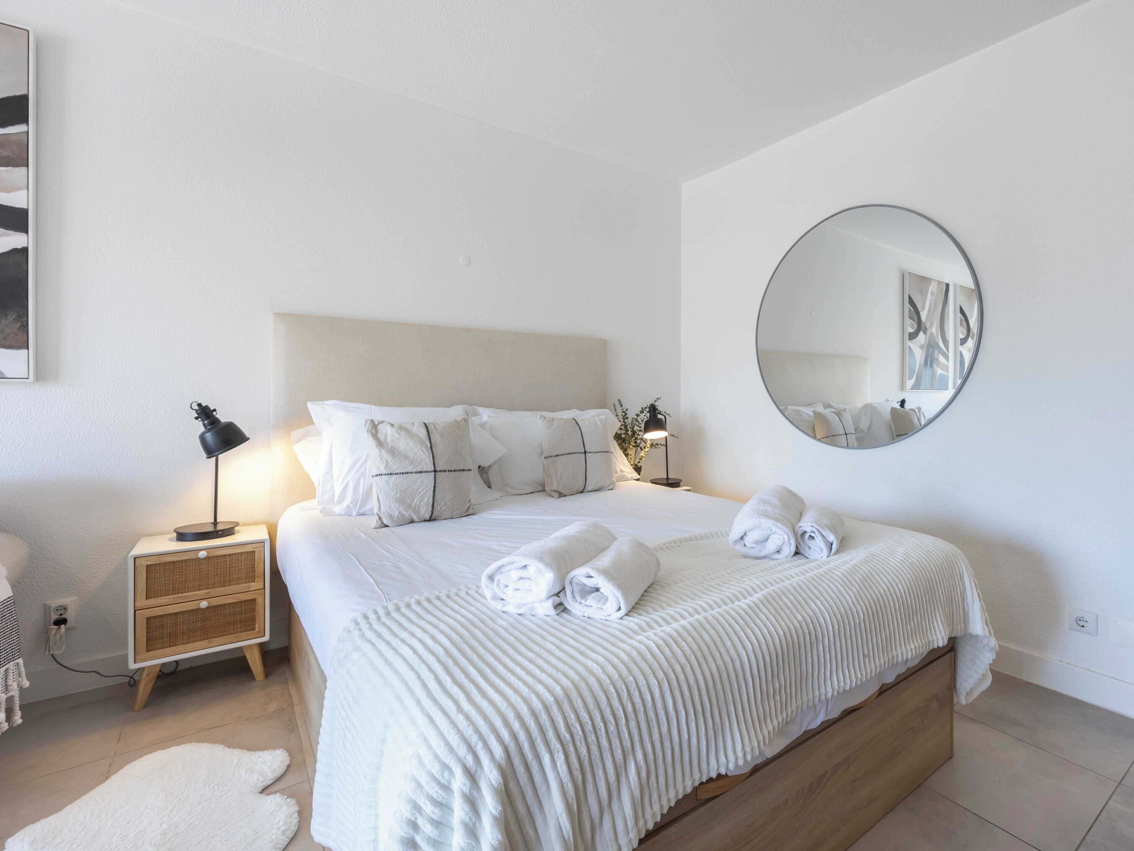 Travel crib, WiFi, bed sheets