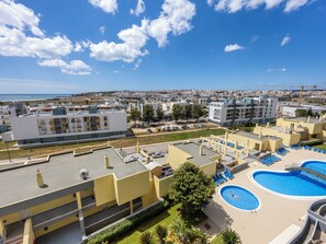 A residential area with a swimming pool, a view of the sea, and a clear sky. - Casa Benção - Sea View and Pool in Lagos (Lagos)