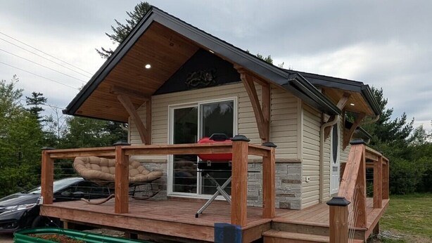 Unclassified image, 1 of 8, button - Le P'tit au Coin - tiny house, big sky (Aldouane)