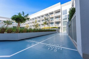 Un edificio moderno con tetto piatto e numerosi balconi.