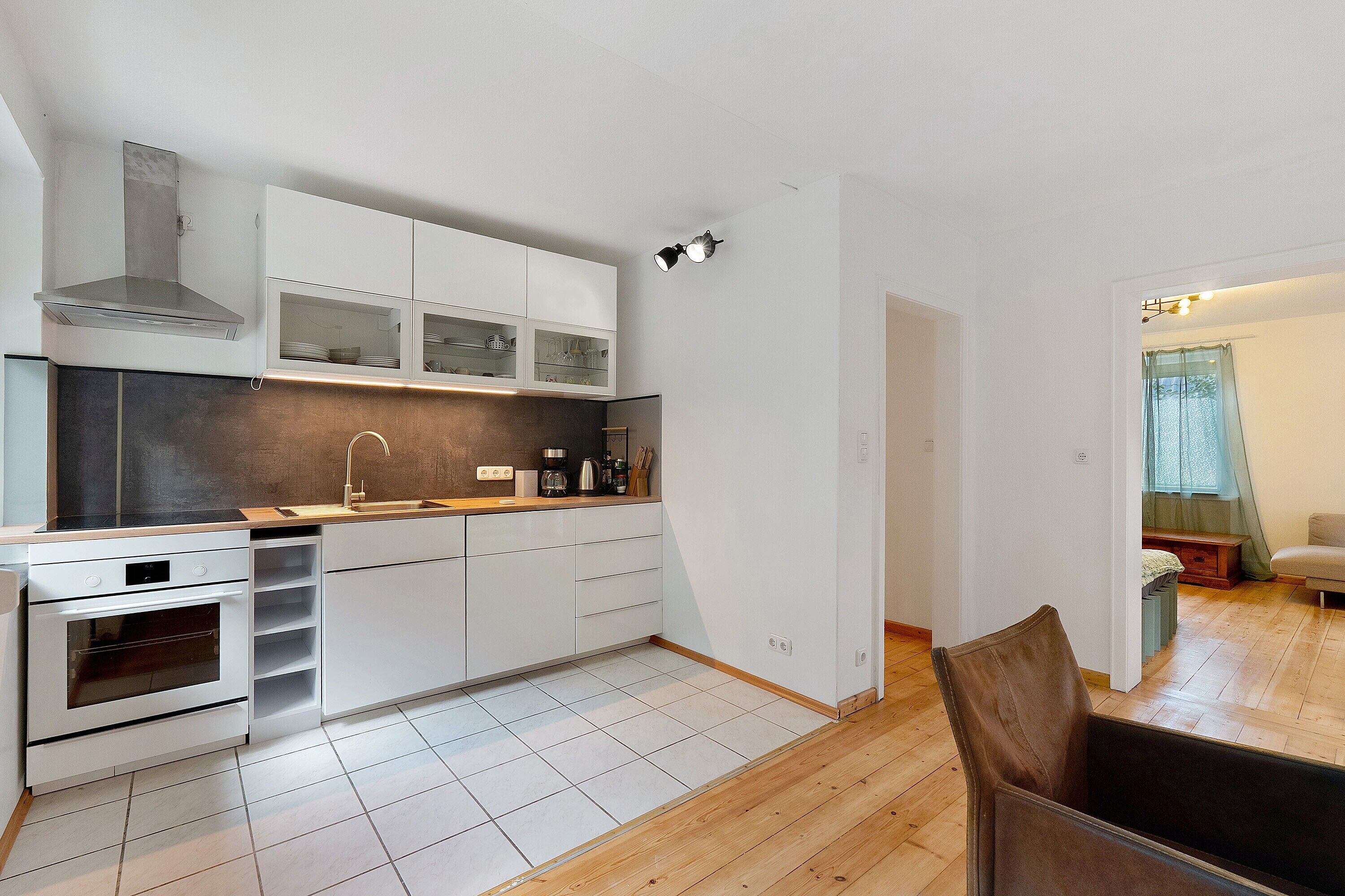 Coffee/tea maker, fridge, oven, stovetop