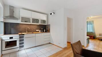 Coffee/tea maker, fridge, oven, stovetop