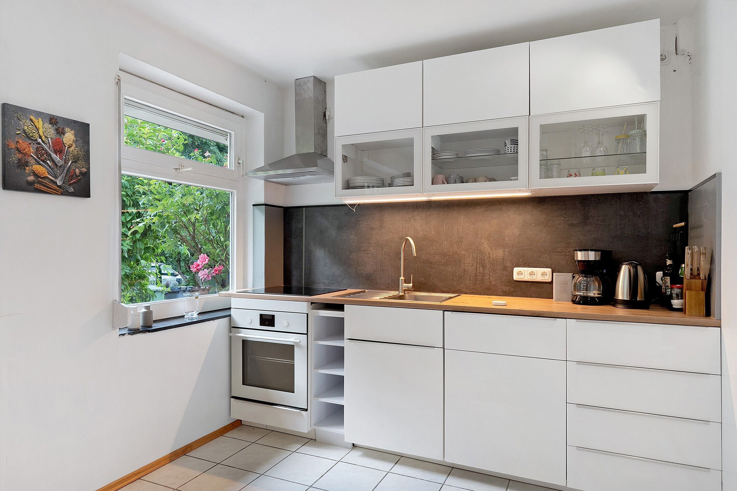 Coffee/tea maker, fridge, oven, stovetop