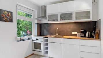 Coffee/tea maker, fridge, oven, stovetop