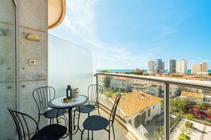 Outdoor dining - 
Luxury Neve Tzedek 2BR Loft , Balcony, Pool & Parking (Tel Aviv-Yafo)