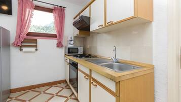 Wasserkocher mit Kaffee-/Teezubehör, Kühlschrank, Mikrowelle, Ofen
