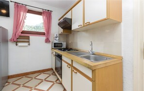 Cafetera y tetera, refrigerador, microondas y horno 