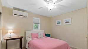Desk, WiFi - Birdsong Cottage𓇼Island Retreat+Central Location (Oak Island)