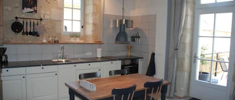 Coffee/tea maker, fridge, microwave, oven