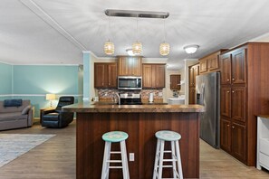 Private kitchen - Bluebonnet by the Beach𓇼Golf Cart+Beach Gear+Cozy (Oak Island)