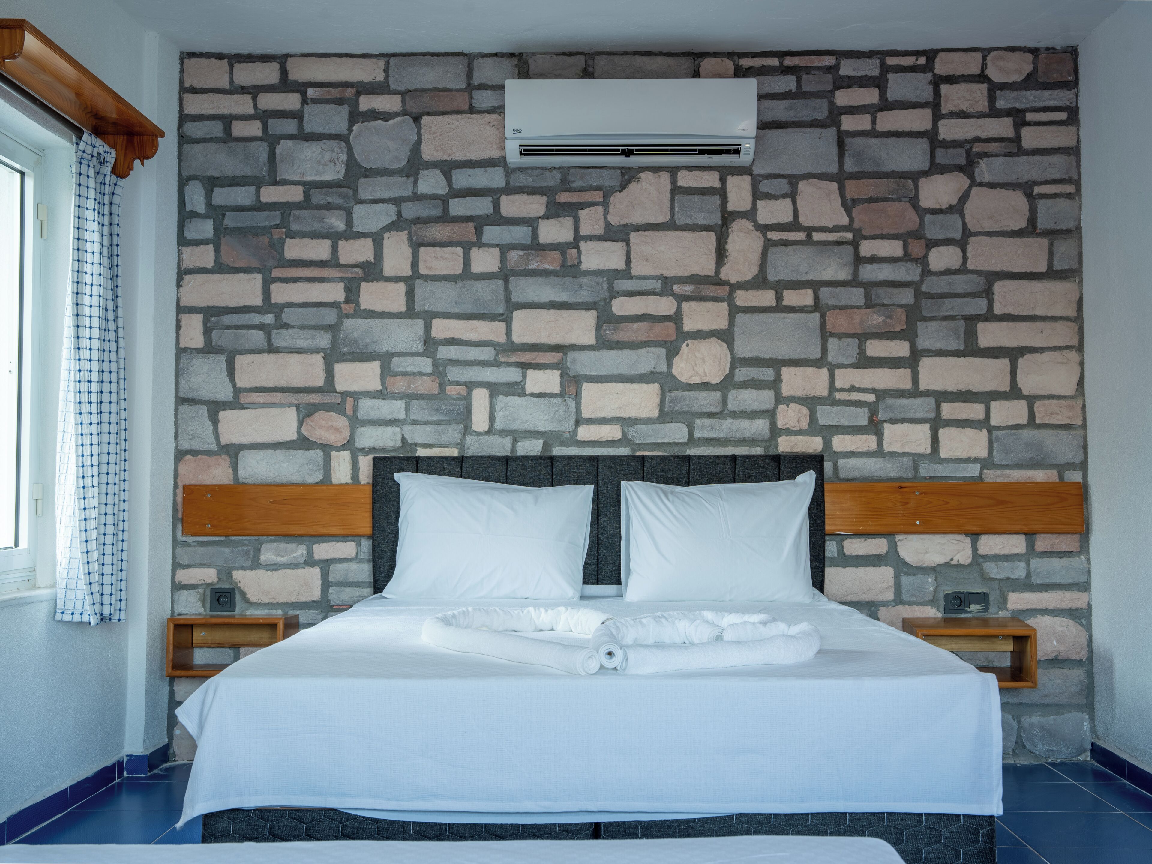 Quarto casal ou duplo econômico, vista para o pátio | Roupas de cama premium, Wi-Fi de cortesia, individualmente mobiliados
