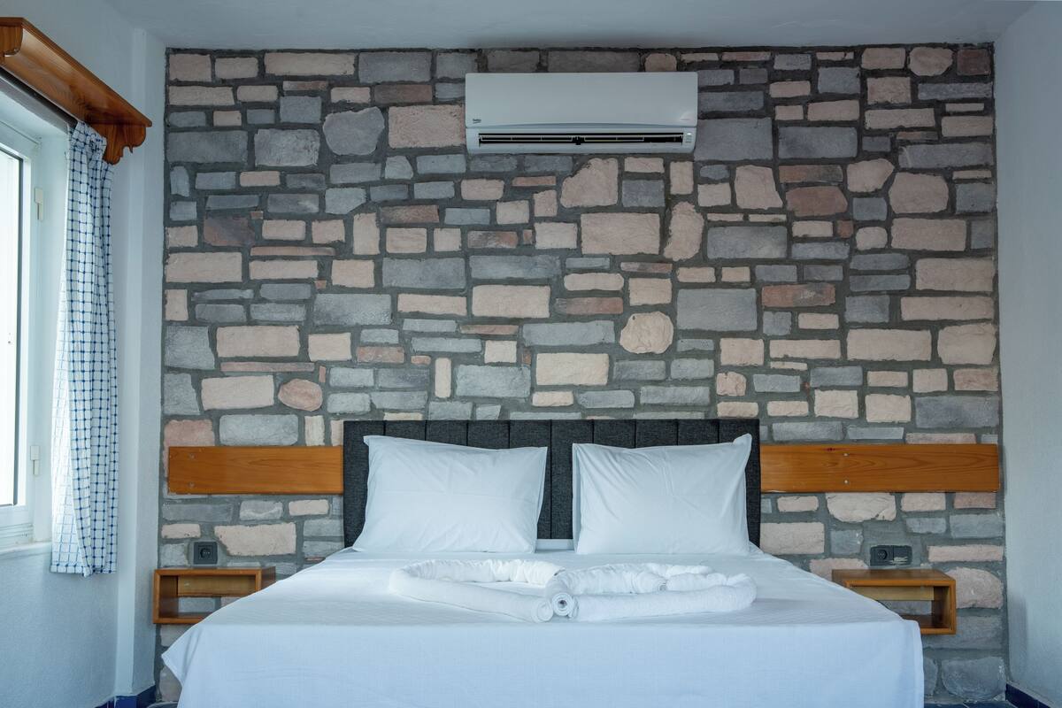 Habitación económica con 1 cama matrimonial o 2 individuales, vista al patio | Ropa de cama de alta calidad, wifi gratis y muebles diferentes