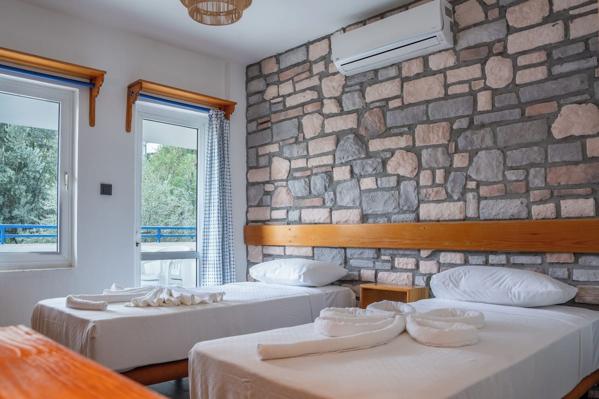 Habitación Confort con 1 cama matrimonial o 2 individuales, vista al jardín | Ropa de cama de alta calidad, wifi gratis y muebles diferentes