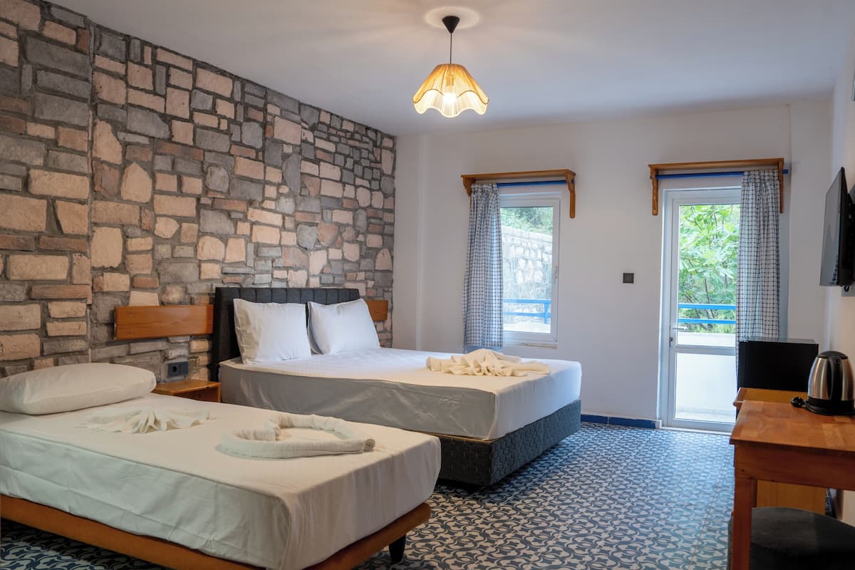 Habitación estándar, balcón, vista parcial al mar | Ropa de cama de alta calidad, wifi gratis y muebles diferentes