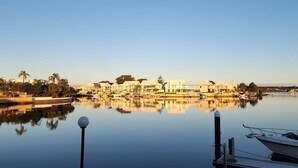 Ein Anwesen am Wasser mit einer Marina, ruhiger Wasserlage und einer Reihe von Gebäuden.