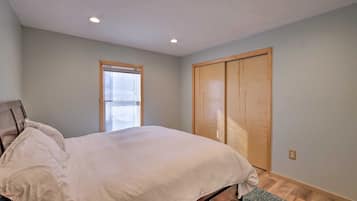 Une chambre à coucher avec un lit, une fenêtre et une armoire.
