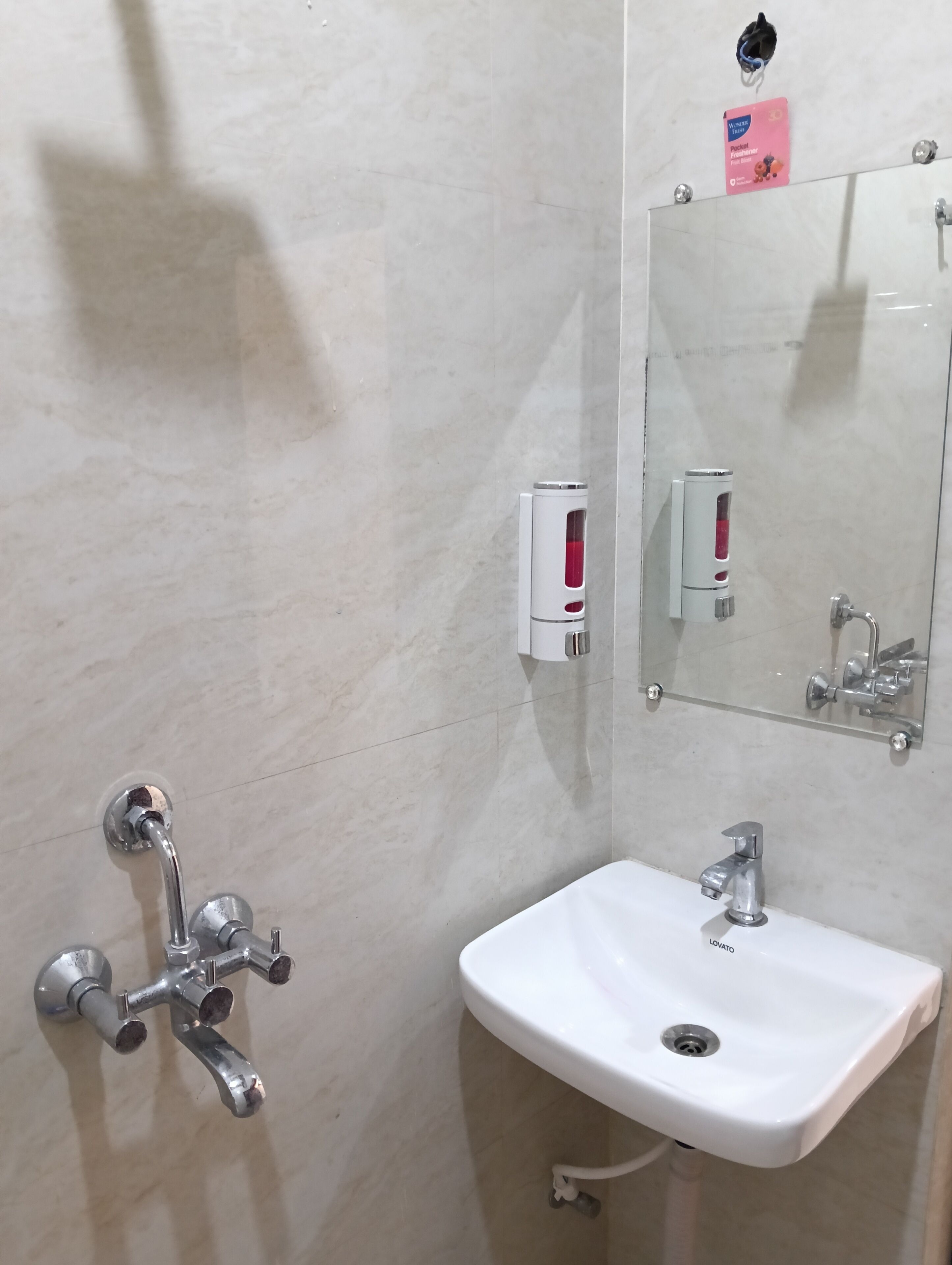 Economy-Dreibettzimmer | Badezimmer | Dusche, kostenlose Toilettenartikel, Handtücher, Seife