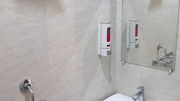 Economy-Dreibettzimmer | Badezimmer | Dusche, kostenlose Toilettenartikel, Handtücher, Seife