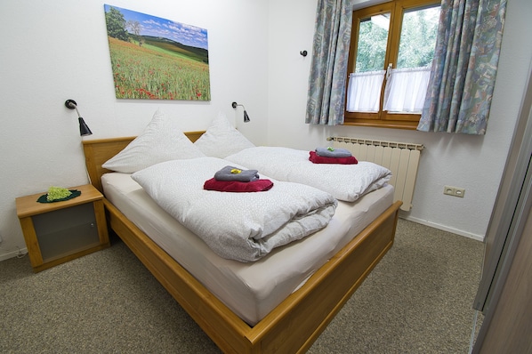 3 bedrooms, iron/ironing board, travel crib, WiFi (free)