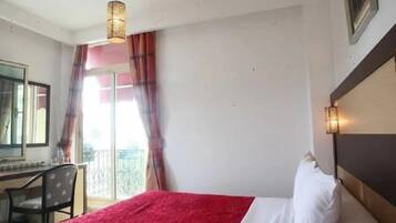 Classic Room, City View | Desk, free WiFi