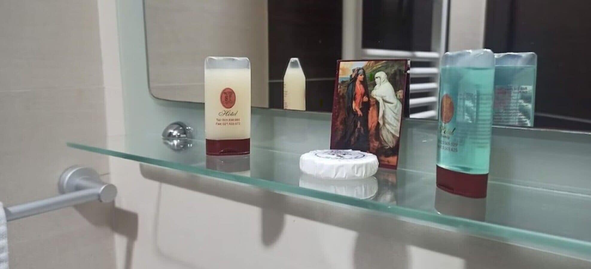 Ducha, toallas, jabón, shampoo