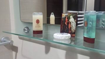 Ducha, toallas, jabón, shampoo