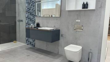 Haartrockner, Handtücher, Seife, Toilettenpapier