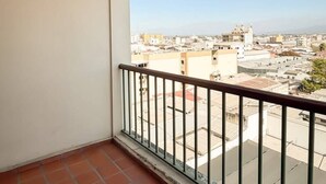 Un balcone con vista sulla città.